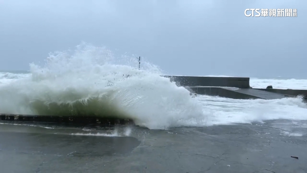 杜蘇芮南台灣發威　墾丁掀8米浪　水管爆噴2米