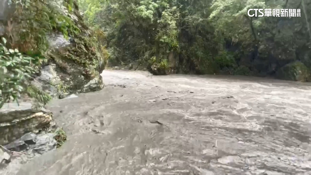 台東栗松溫泉紮營溪水暴漲　1台人.1外籍受困
