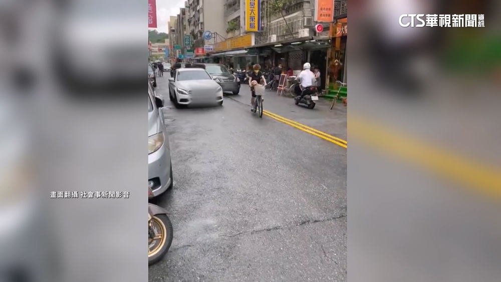 當自家停車場？　女子為了「買肉粽」車停路中央