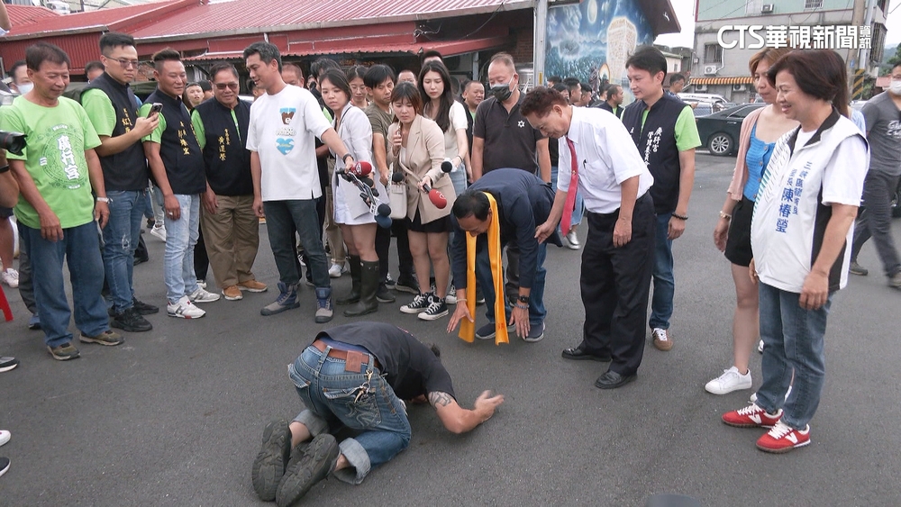 「關聖帝君化身！」　郭台銘新北拜廟遇粉絲「跪拜」