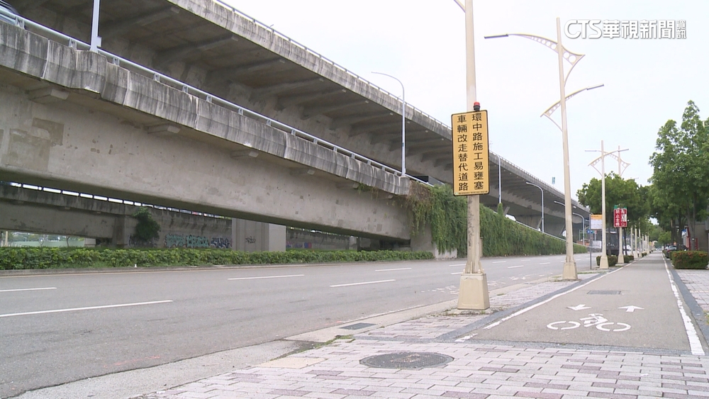 20萬鈔票滿天飛！　2男幫撿回18萬元送到警局