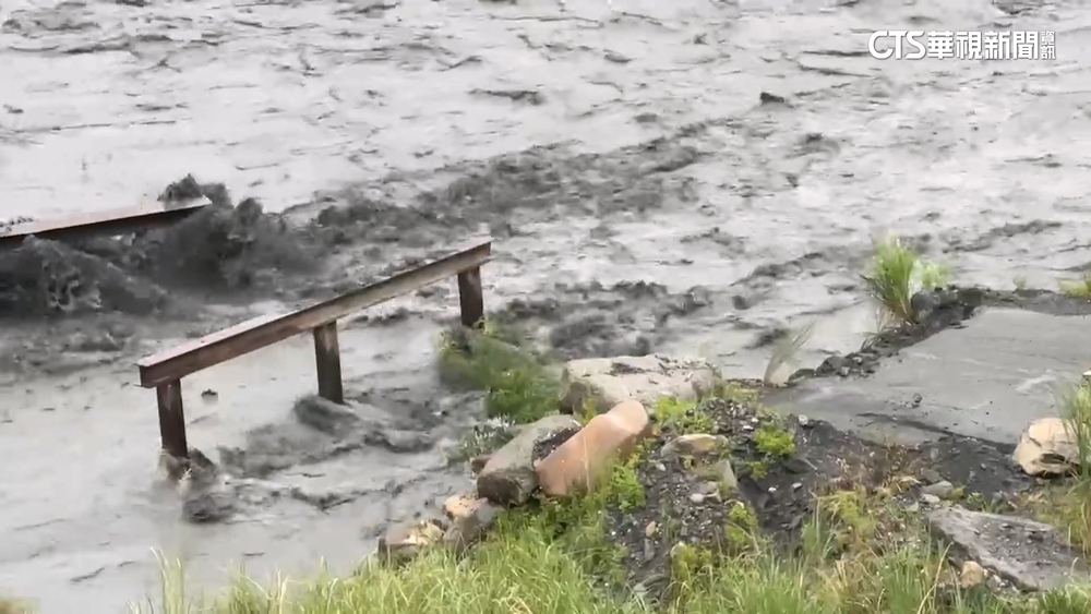 濁水溪暴漲！　南投水里砂石便道遭大水沖毀