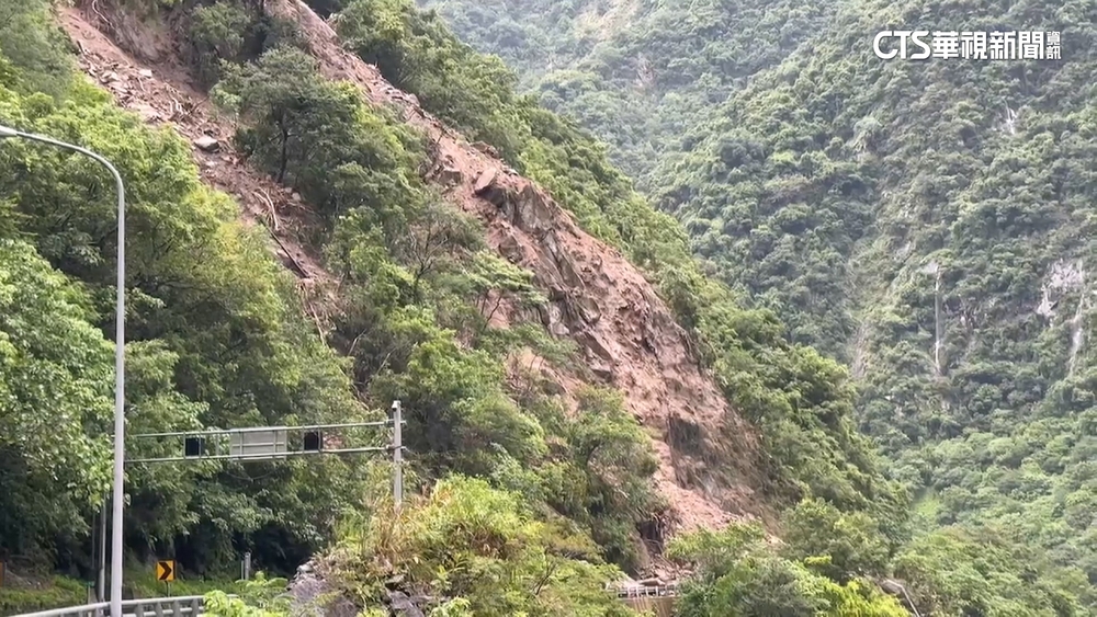 颱風豪雨下不停！　中橫台8線邊坡碎石坍方