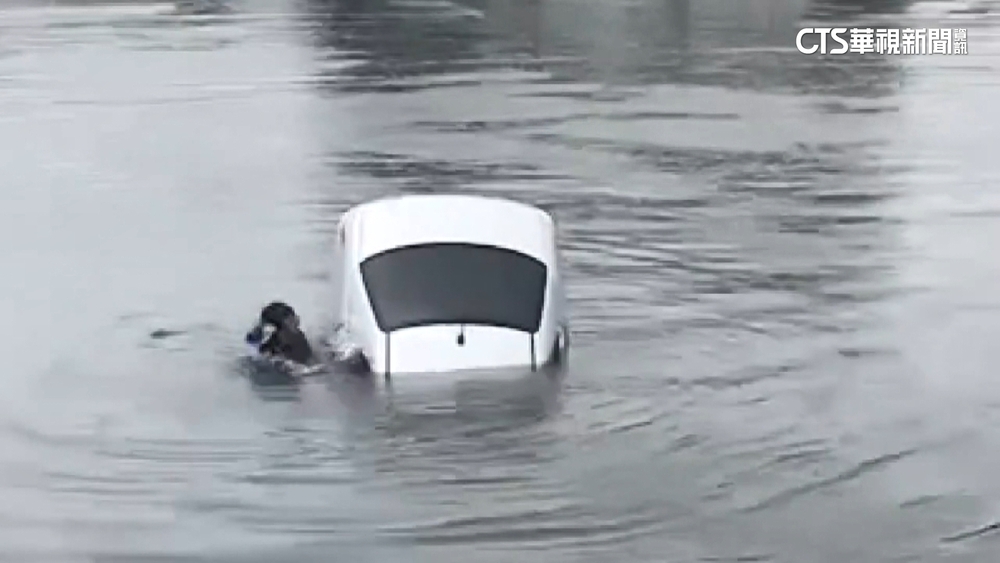 風雨大+路不熟　男開車衝入高雄中芸港幸獲救