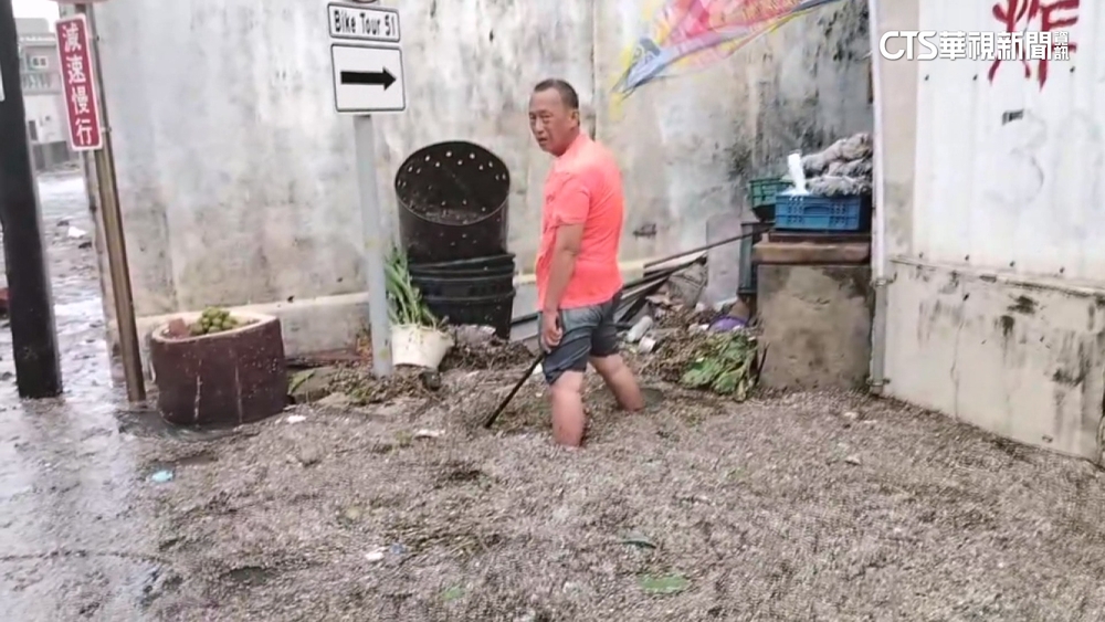逾10級強陣風+雨彈炸澎湖　海水倒灌淹進家門