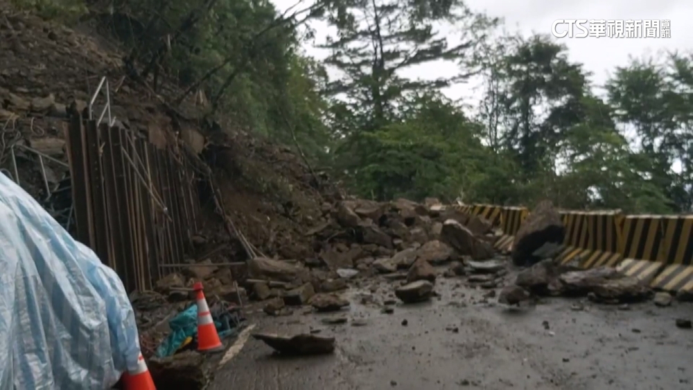 颱風挾雨！合歡山翠峰大坍方　土石砸路面衝破擋土牆
