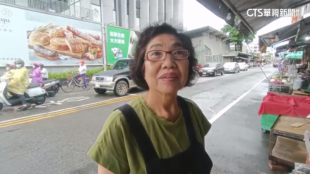 上午風雨仍大！花東正常上班課　民眾冒雨出門