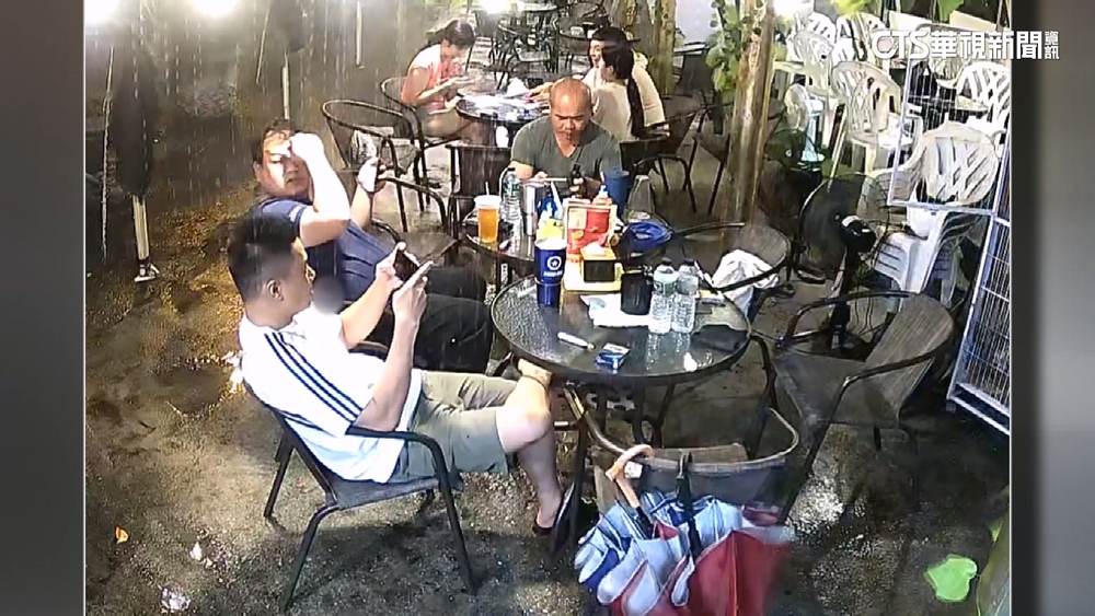 遊客不畏風雨喝咖啡　店家遮雨棚吹掀　民眾驚叫