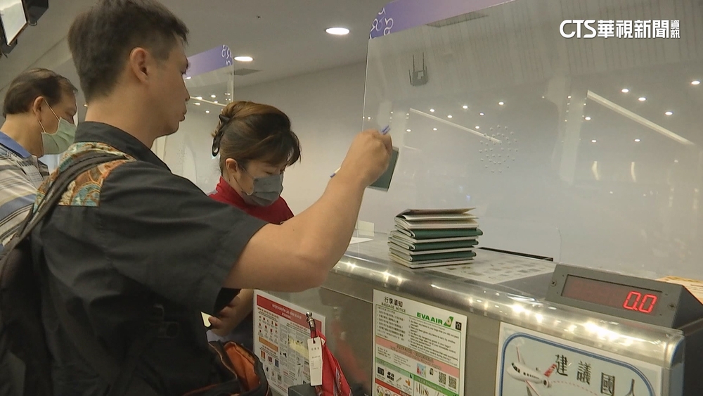 為躲颱！高雄搭機改從清泉崗　遊客累趴行李箱補眠