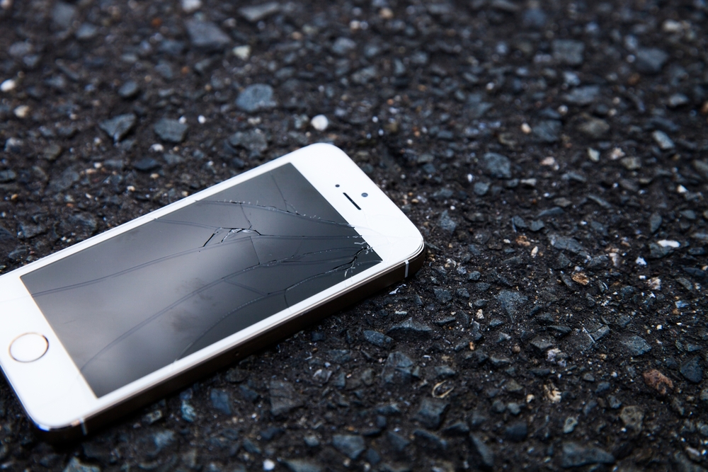 買不到2個月！新手機遭店員摔　網揭：店員要有「這底線」