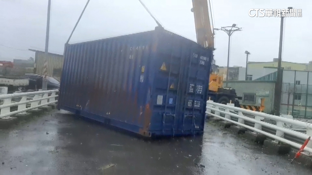 貨櫃漂流記！　天使輪空貨櫃卡高雄林園橋下
