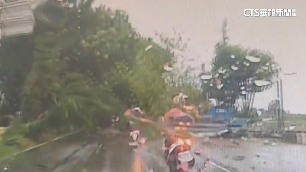 杜蘇芮強風吹倒路樹　騎士撞上「空翻」車毀人傷