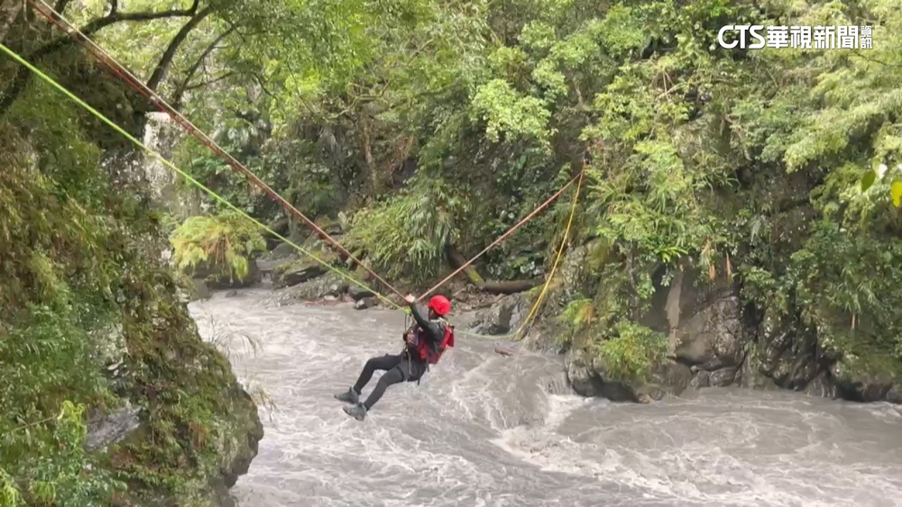 情侶困栗松溫泉3天　救難人員橫渡溪水救出