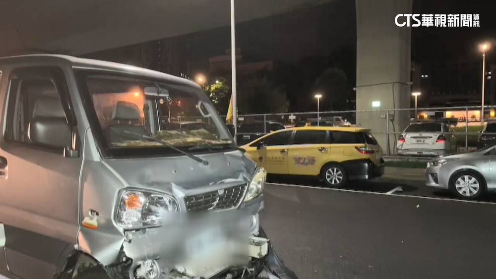 疑疲勞駕駛追撞警車！　員警雙腳受傷.頭暈