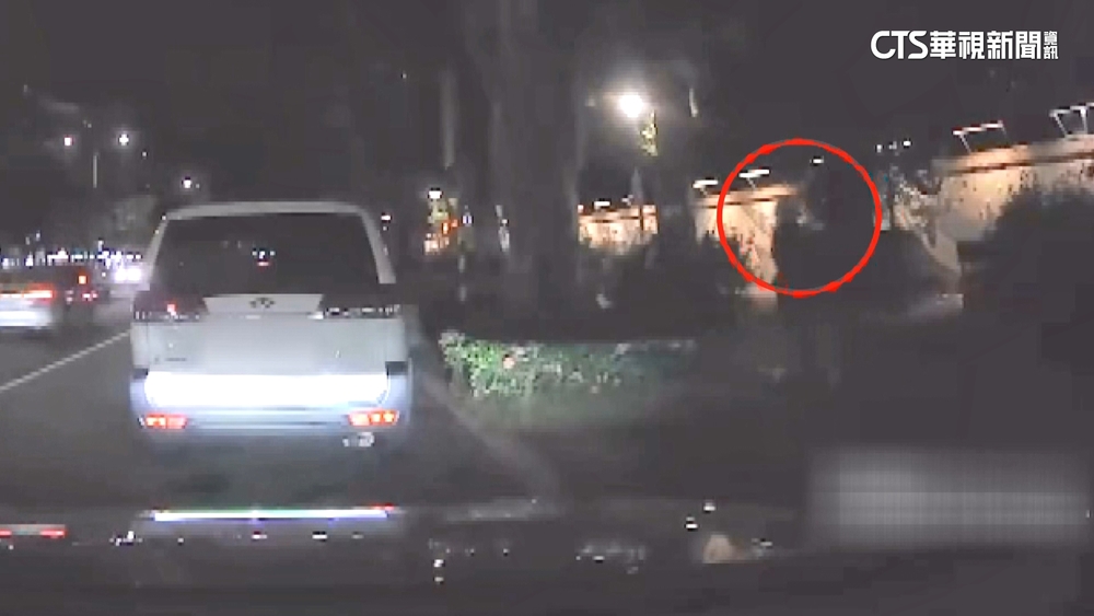 嚇！　女子學區前持刀揮舞　1美籍女遭抓傷.肩膀紅腫