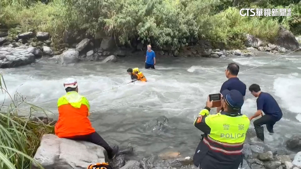 颱風天冒險看水源　村長.兒子險遭急流沖走