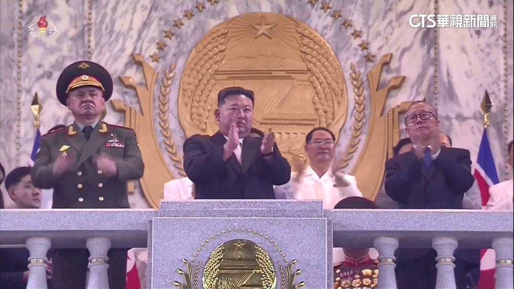 中俄高官深夜陪閱兵　金正恩狂秀飛彈無人機