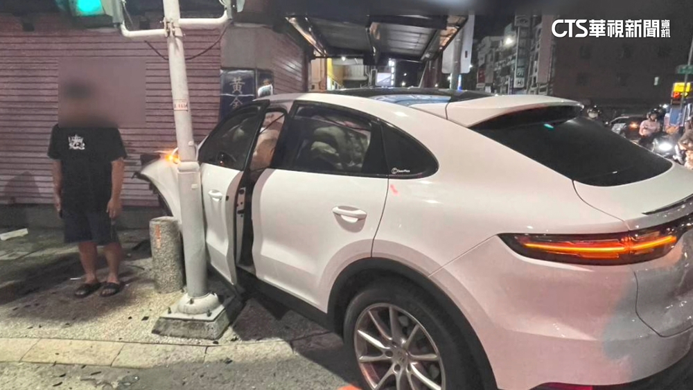 驚悚！　男搶快左轉撞跑車害失控　一旁騎士遭殃