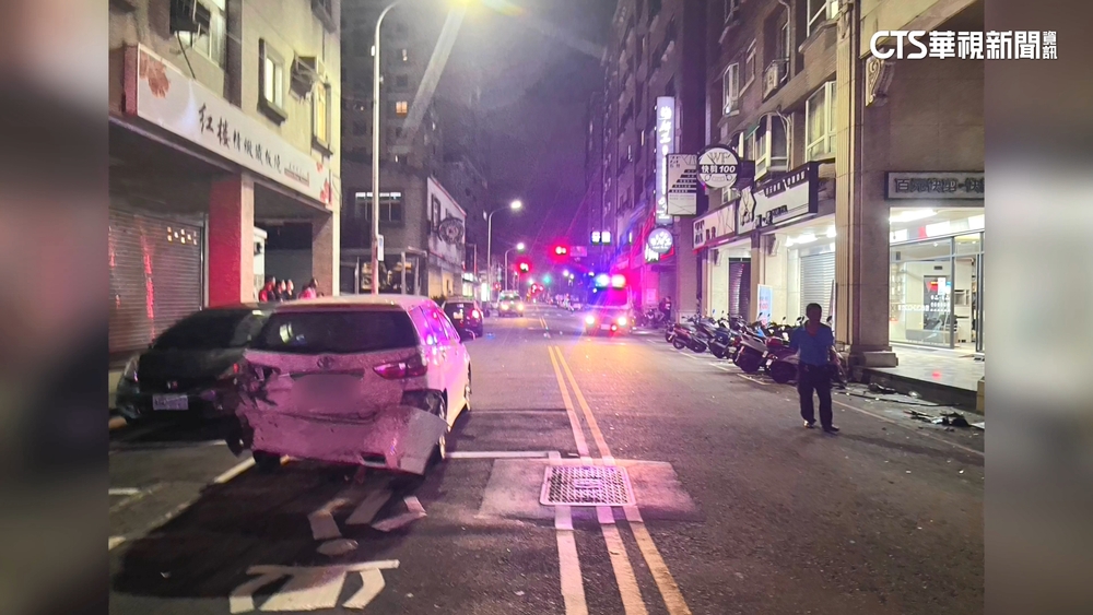酒駕男拒攔查飆速逃　失控撞騎樓波及11車