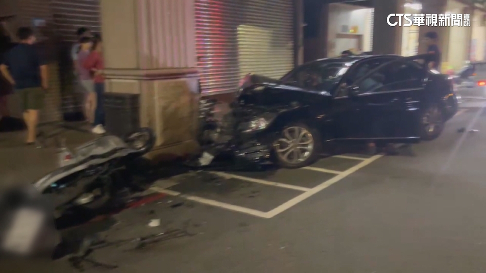 酒駕男拒檢狂飆　失控衝騎樓連撞11車遭逮