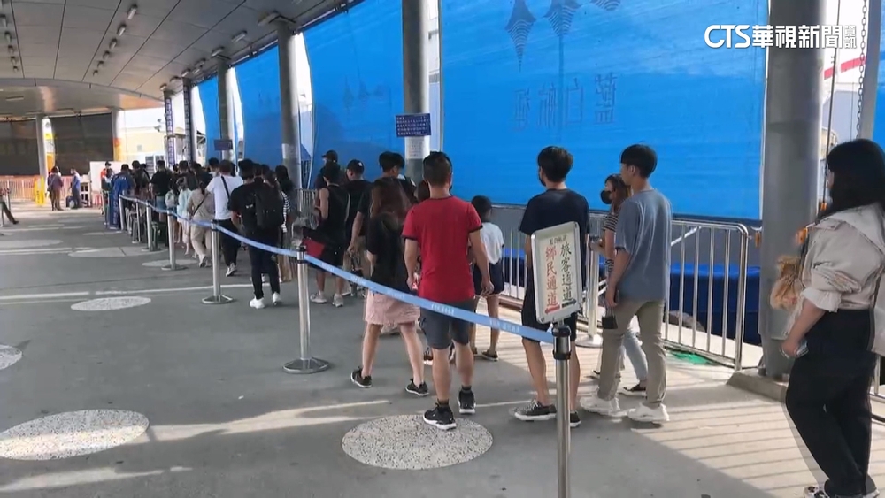 颱風過後衝了！東琉線復航　遊客搶登小琉球