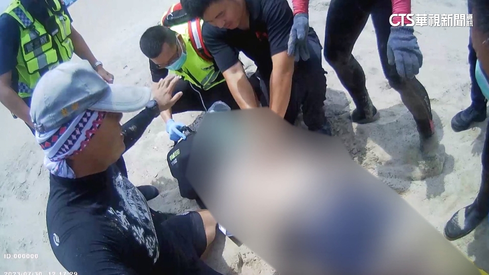 石門富貴角一家戲水　浪襲小姊妹險喪命