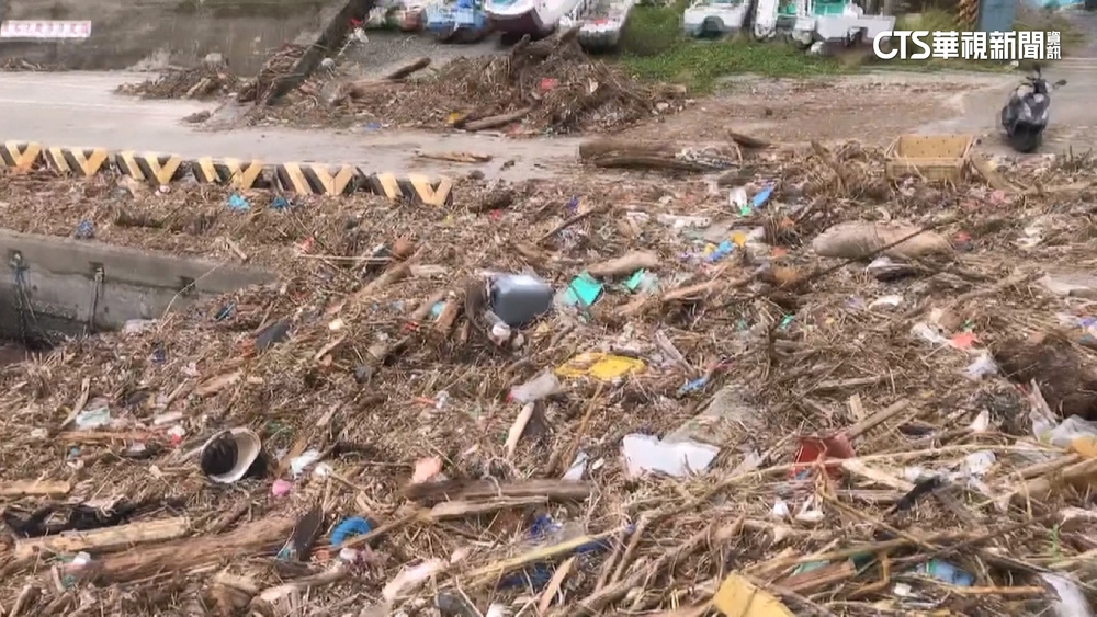 颱風殘局!台南雙春海岸沙洲破洞 海水灌遊憩區