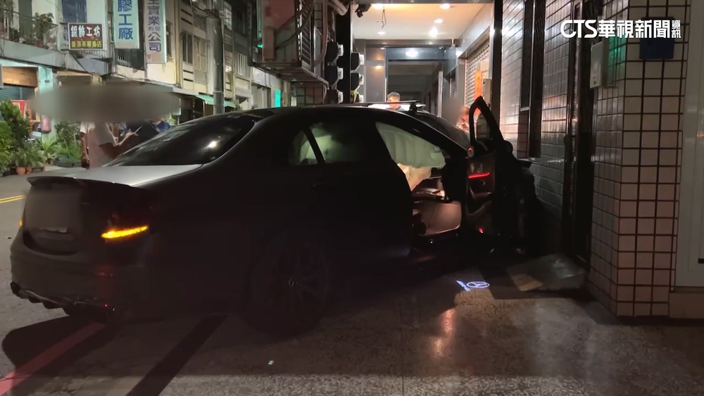 深夜超車失控！　駕駛撞汽機車衝進騎樓釀4傷