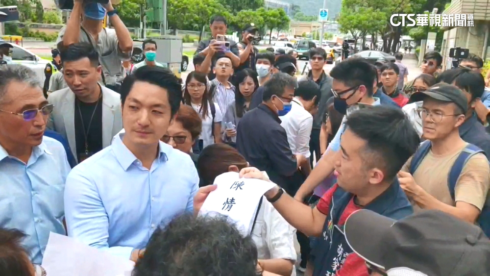 出席活動遭里民攔路抗議　蔣萬安收下陳情書