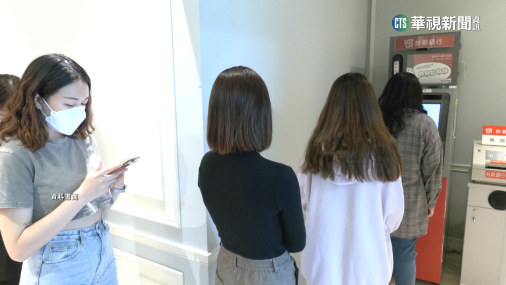 男子「翹腳坐ATM前」讓網笑「在玩麻仔台？」　內行人解惑：解任務啦