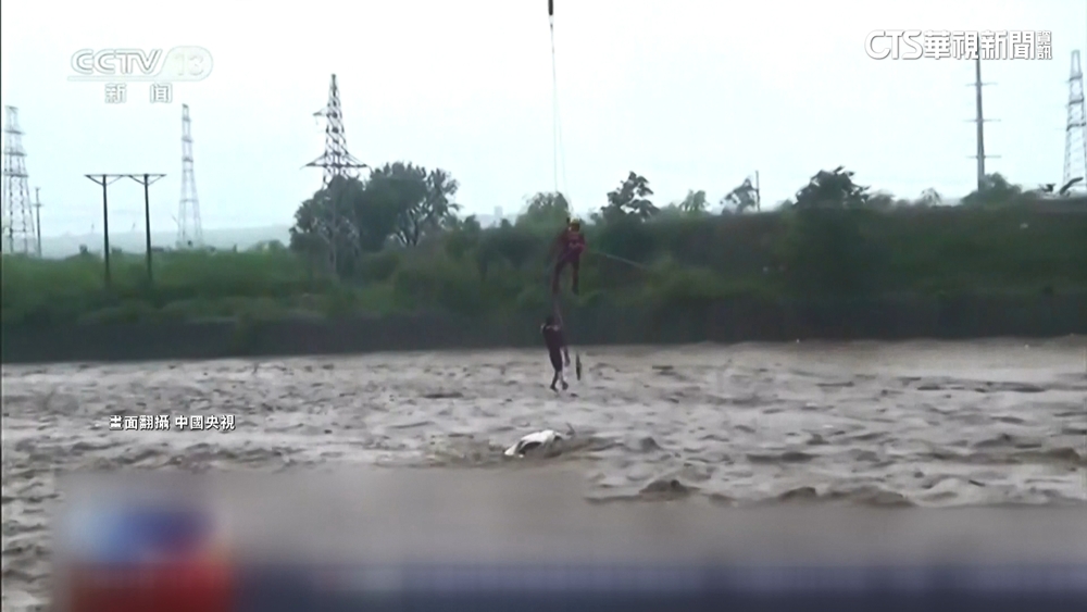 北京暴雨路成河！人車漂流翻滾　驚險救援