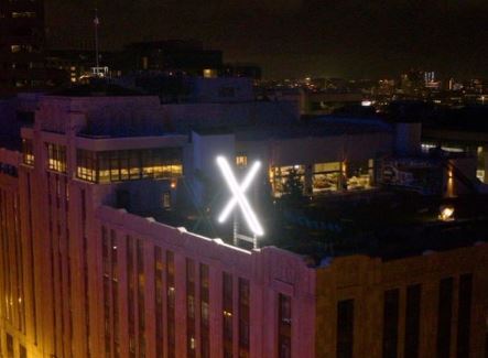 推特新招牌「X」強光閃整晚！　對面居民慘不能睡　1日已火速撤下　　