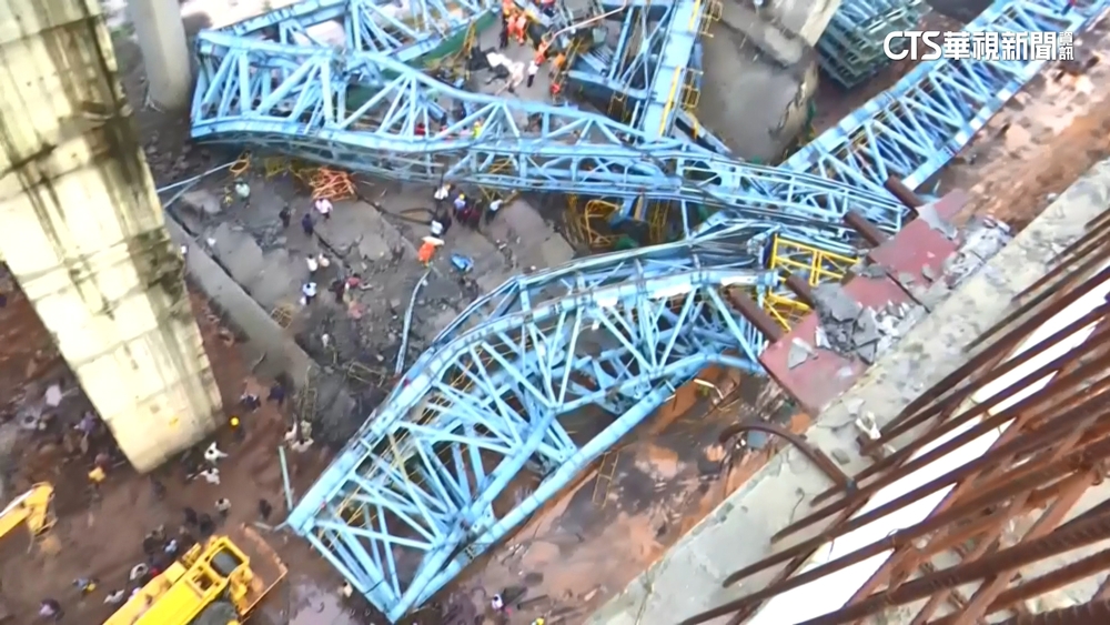 印度公路橋梁施工　吊臂倒塌17死數人受困