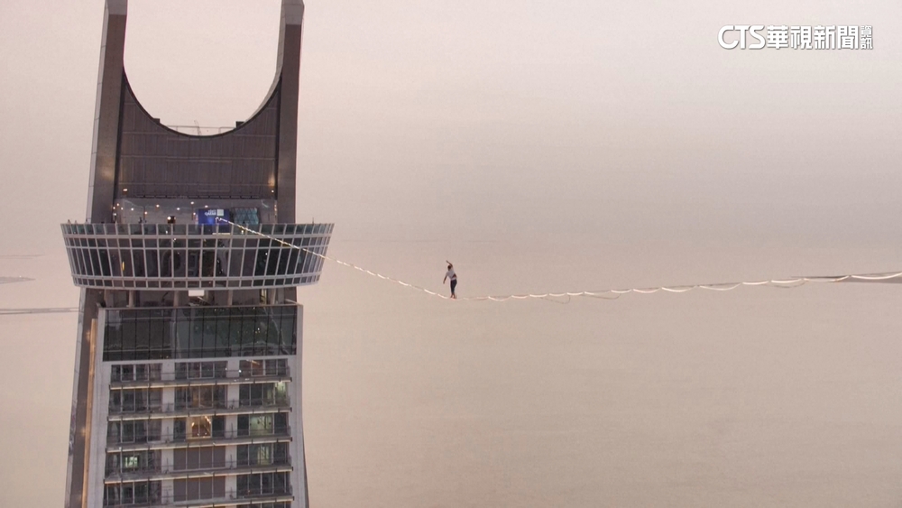 走在卡達的空中！　運動員創最長走繩世界紀錄