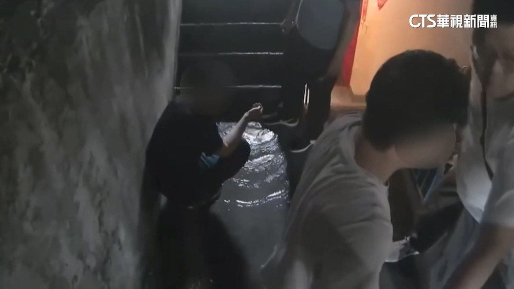 公寓變毒窟！警破門　毒犯落跑踩破水管仍難逃