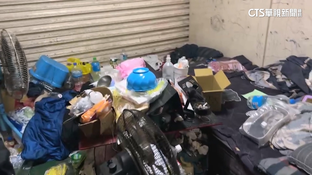 重病夫妻攜5歲兒擠4坪房　兩張躺椅當床睡