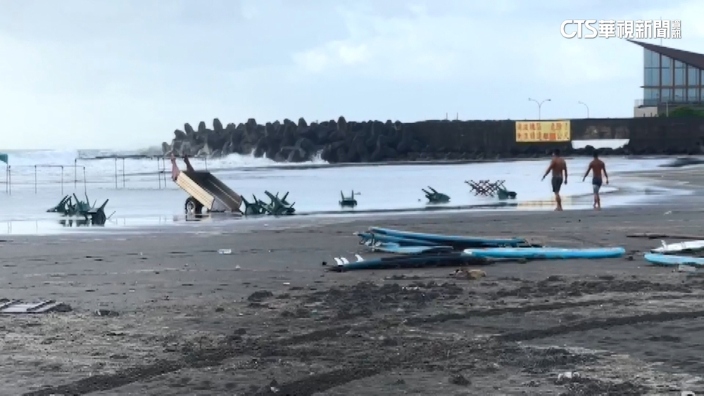 宜蘭烏石港掀3公尺長浪　海巡巡視「禁下水」