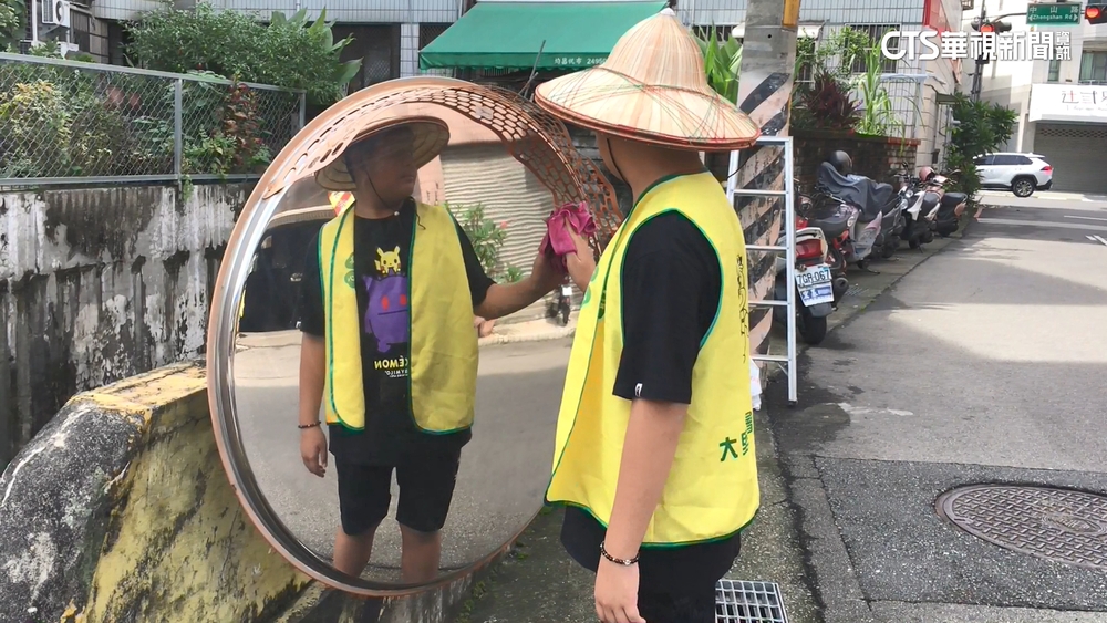 【台語新聞】國小童為交通安全盡力　頂烈日擦亮反光鏡