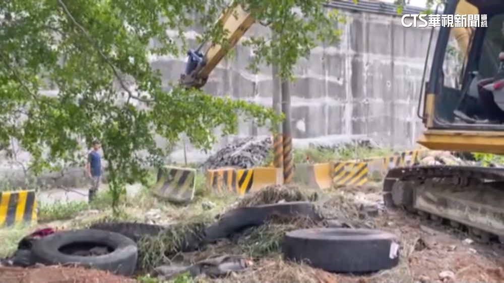 客屬大橋遭違規亂倒廢土！　居民得鑽縫.攀爬才能過