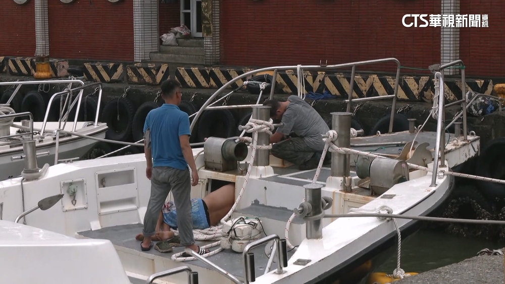 做好防颱準備　漁夫忙用繩索固定港口船隻