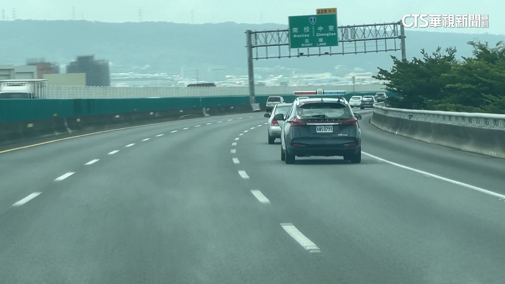 稱「打噴嚏」誤踩剎車國道減速　女公務員判「免罰」