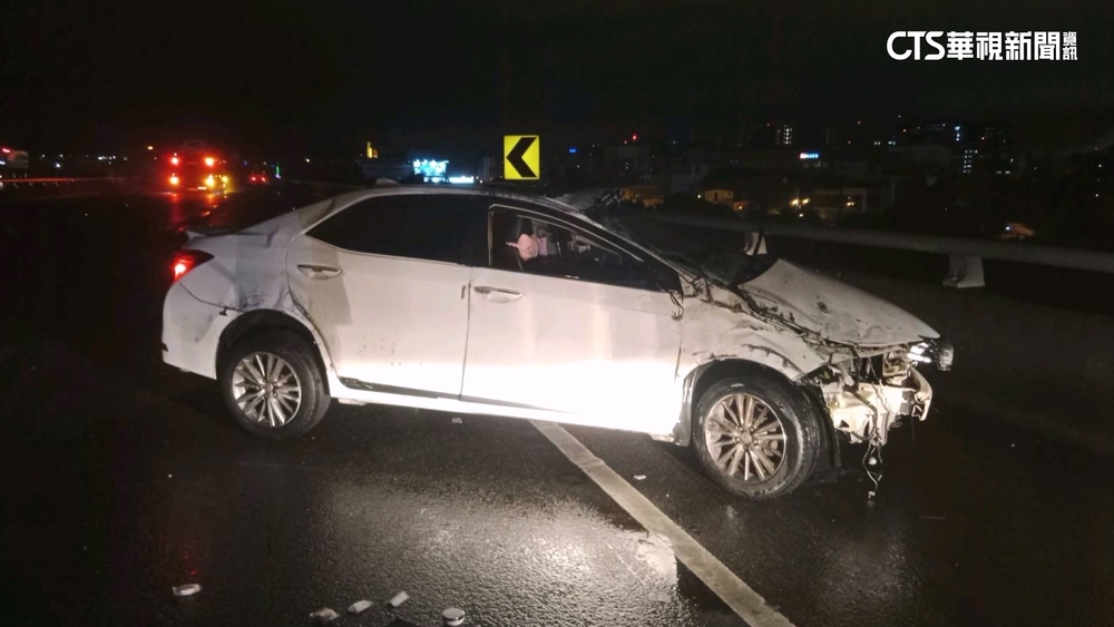 駕駛疑疲勞上路　自撞護欄被拋飛又遭拖輾