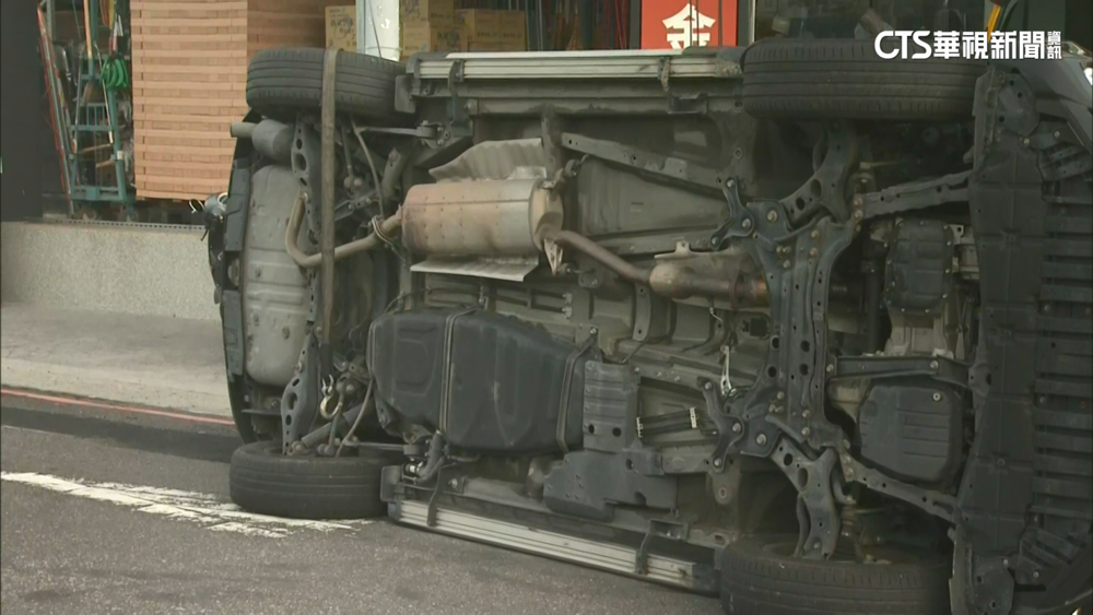 碰！　無號誌路口兩車對撞　休旅車四輪朝天卡路中