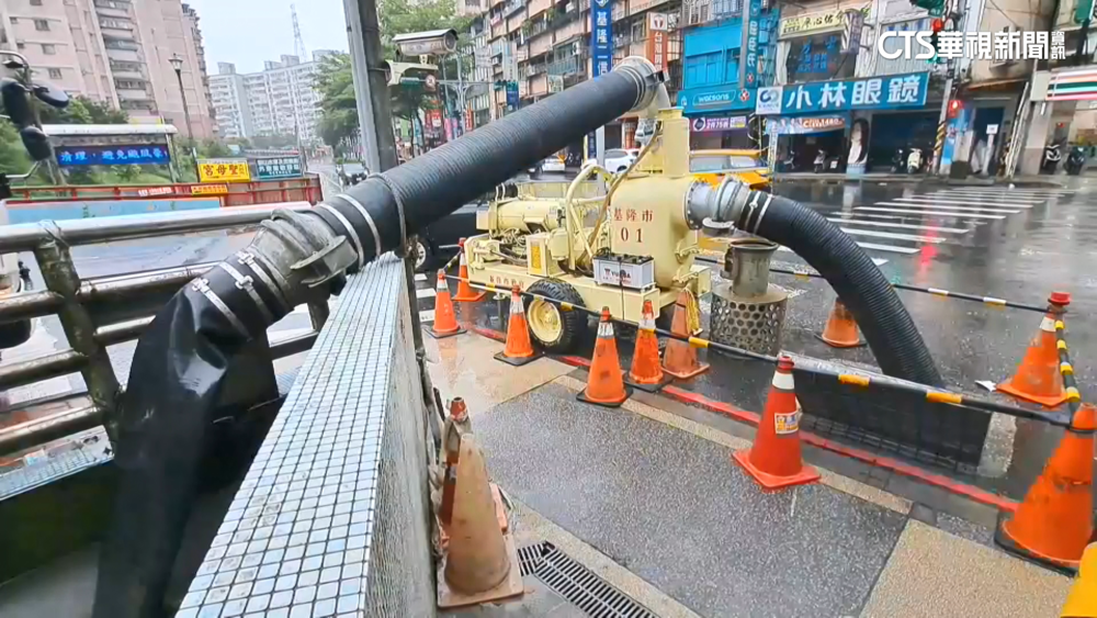 憂再積水！　基隆大武崙居民架防水閘門防颱
