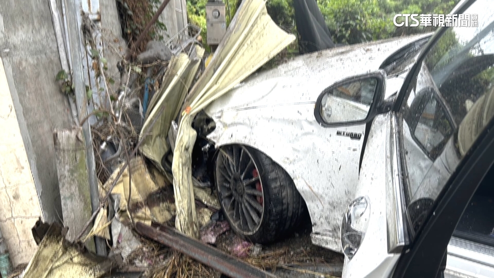 男無照開百萬轎車撞民宅　警一查車主是「直播主」