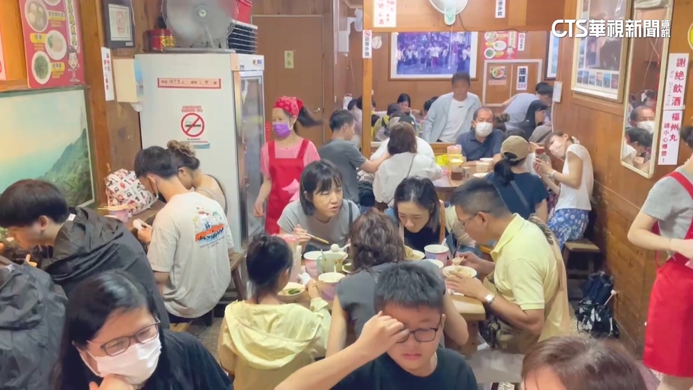 不畏風雨！　颱風天基隆肉羹店.九份老街人潮滿