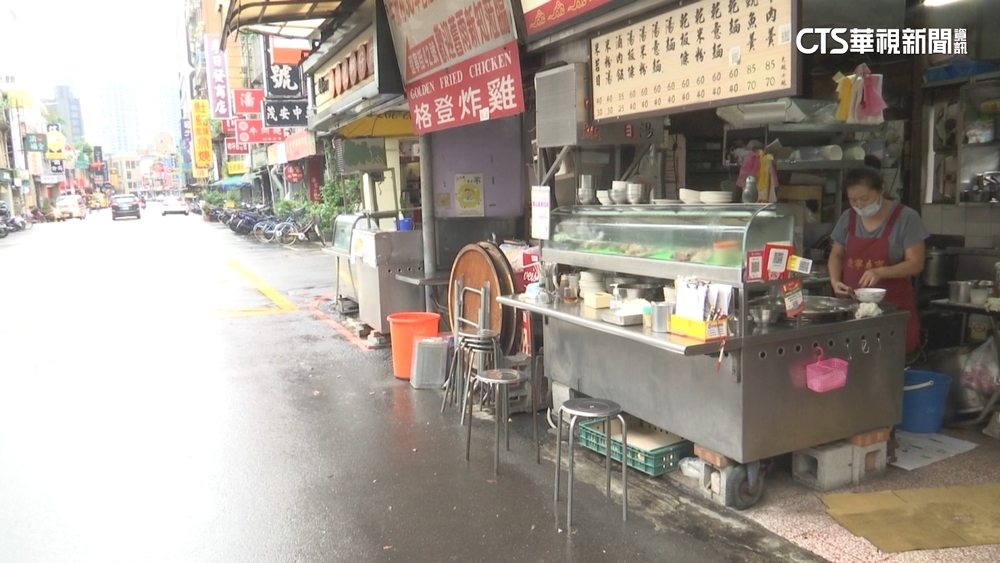 颱風天風大雨大！　民眾搶吃熱騰騰「湯麵」