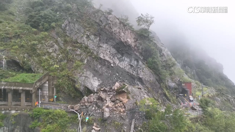 谷關整夜雨！中橫便道大坍方　華視獨家挺進