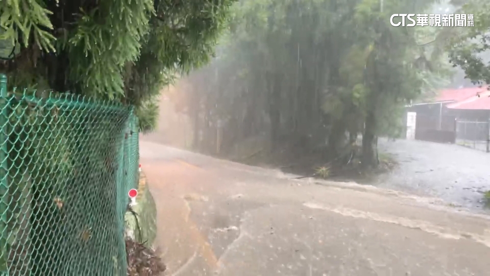 卡努雨彈！　清境農場積水.停車場圍牆成「小瀑布」