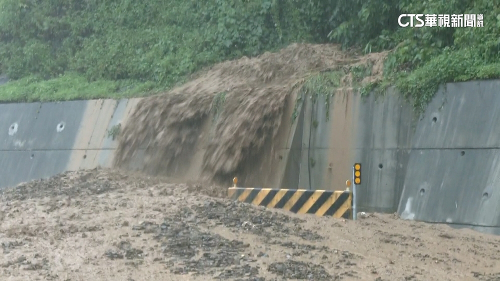 獨家直擊！　廬山溫泉土石流「灌進飯店大廳」